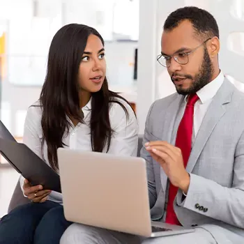 A manager telling his worker about the tasks