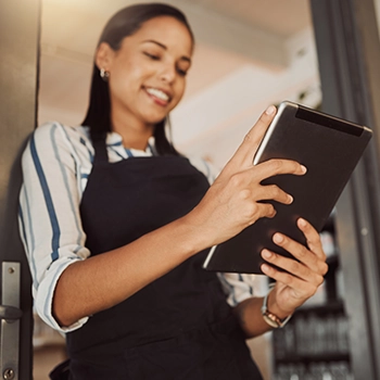 A coffee shop staff using a tablet device