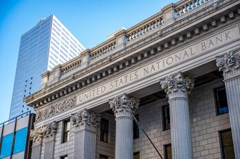 facade_of_old_bank_with_columns