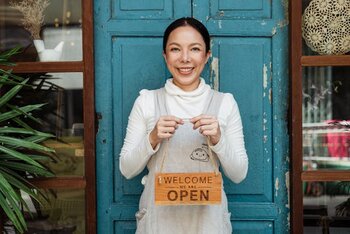 woman_opens_her_shop