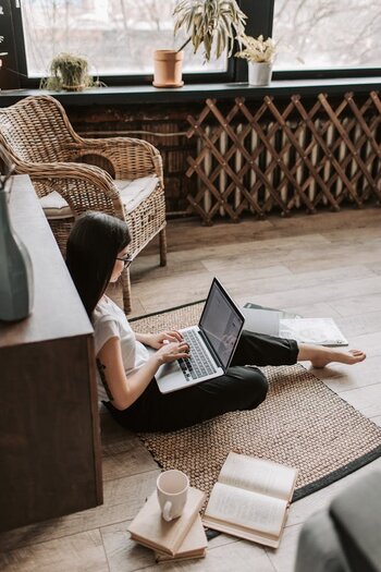 young_woman_is_working_on_a_laptop