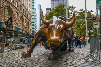 bull_sculpture_in_ny_financial_district