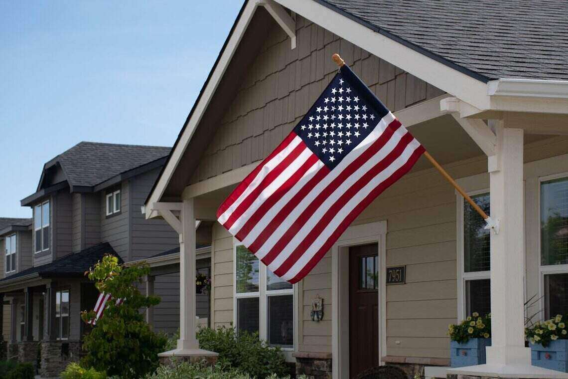 house_with_usa_flag