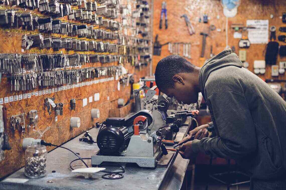 man_is_working_at_a_key_shop