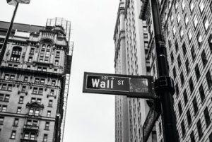 sign_pointing_to_the_wall_street